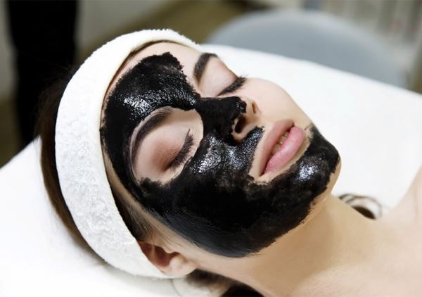 Как правильно наносить маску на лицо: 10 важных правил